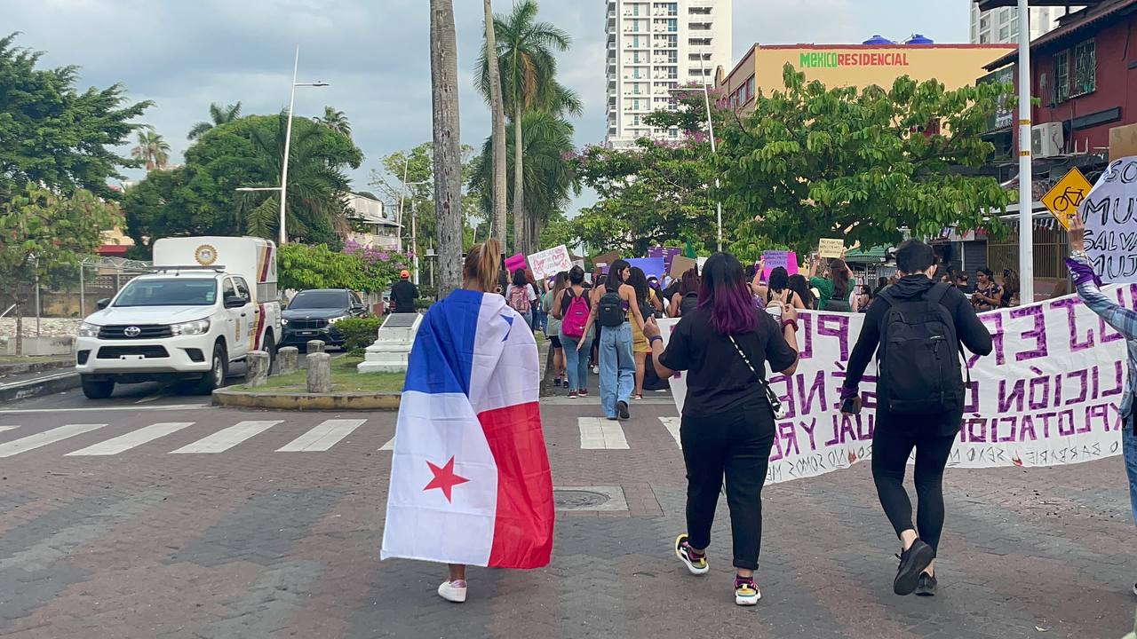 mujer en manifestación con la bandera de Panamá