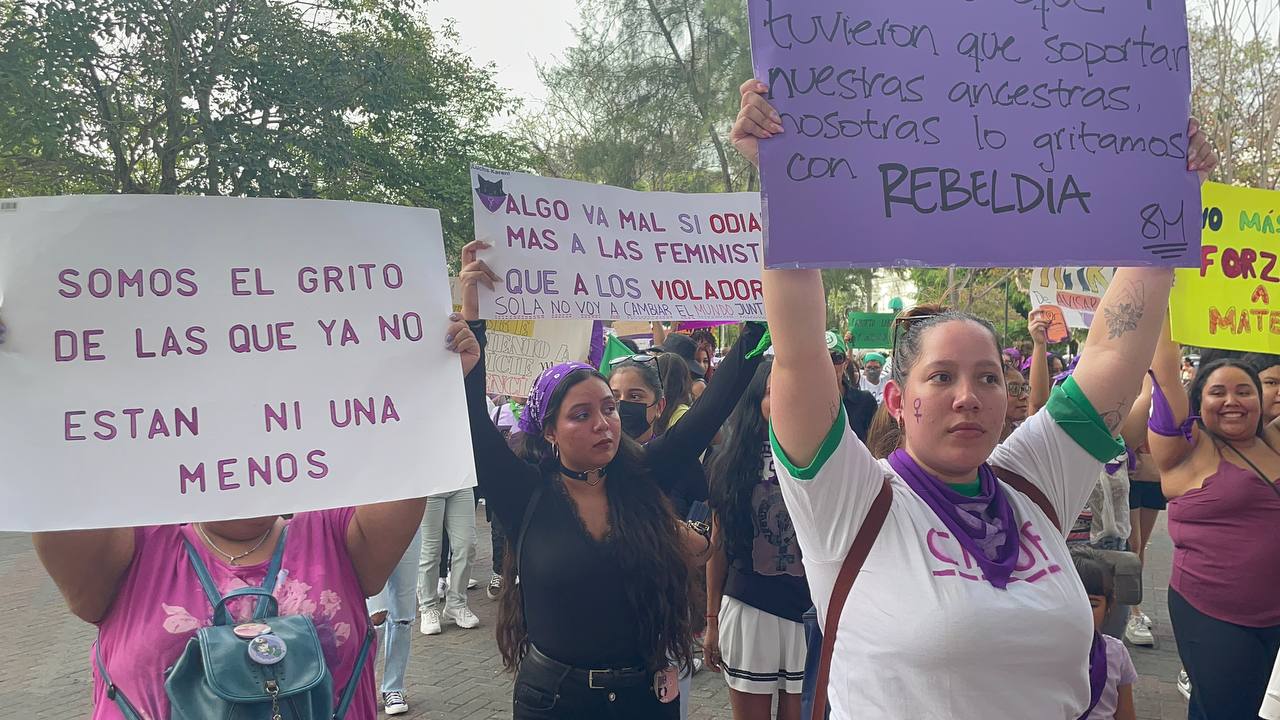 Mujeres sostienen carteles en manifestación por el 8M