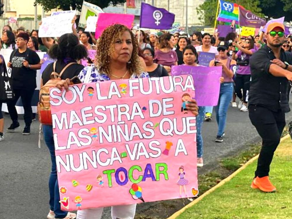 Mujer sostiene cartel en favor de las niñas
