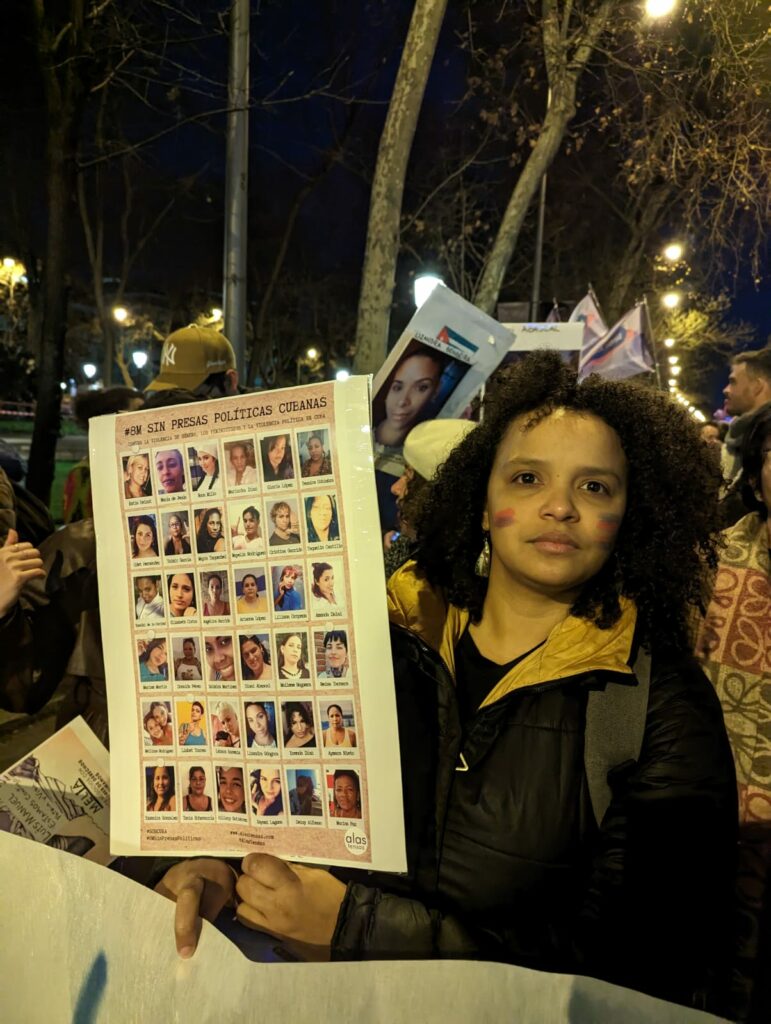 Yanelys Nuñez con cartel de las presas politicas