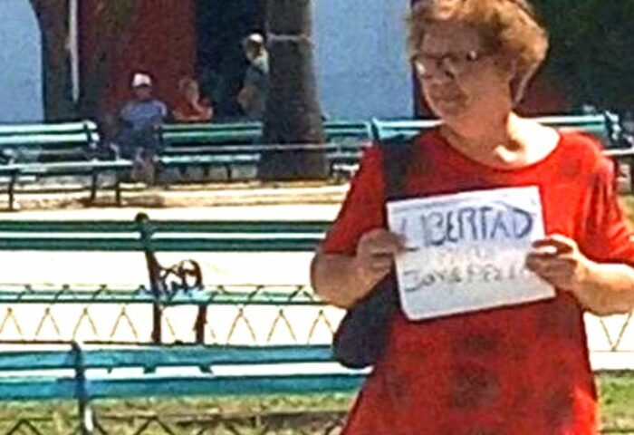Alina Bárbara López Hernández durante protesta en parque de Matanzas
