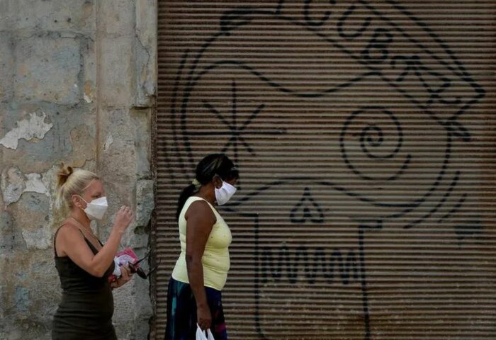dos mujeres cubanas en la calle con nasobuco