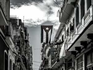 una bandera cubana ondeando