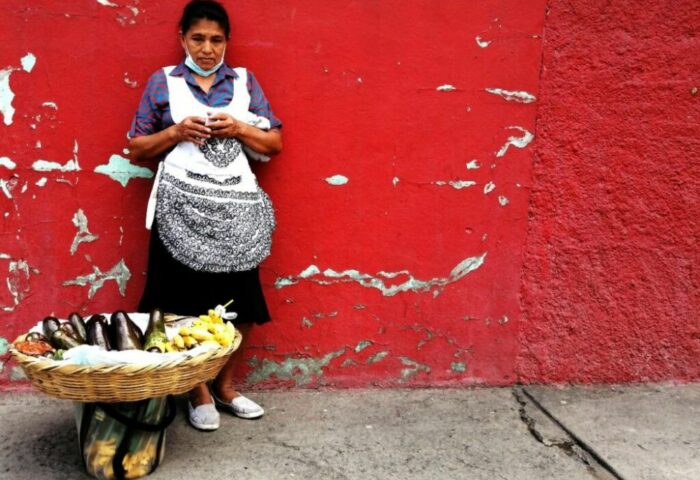 Mujer de Nicaragua vendiendo en la calle
