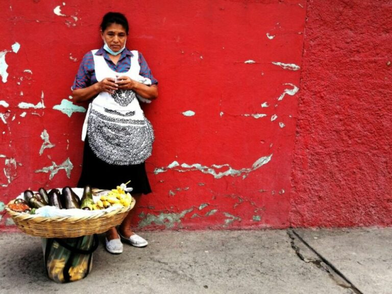 Mujer de Nicaragua vendiendo en la calle