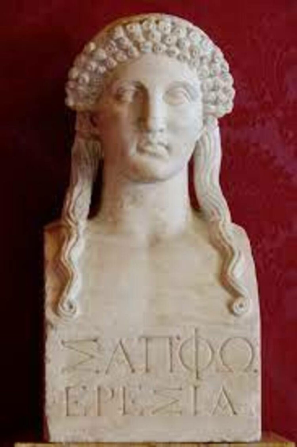 Escultura antigua que representa a la poetisa Safo, de Lesbos.