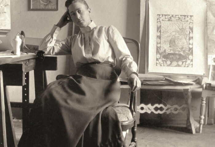 Retrato de Hilma af Klint sentada en su estudio.