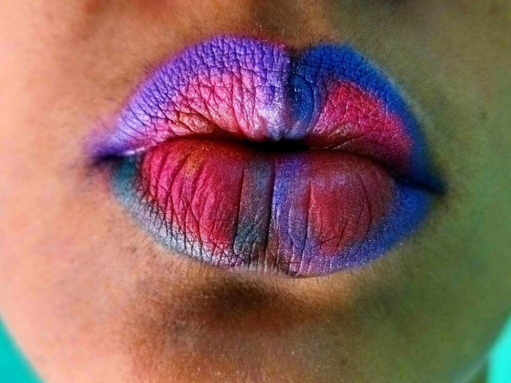 Labios rosa fileteatods en azul y en forma de mariposa.