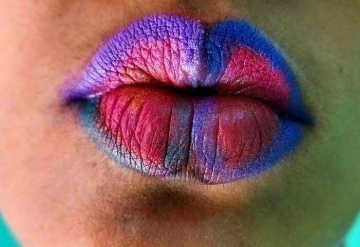 Labios rosa fileteatods en azul y en forma de mariposa.