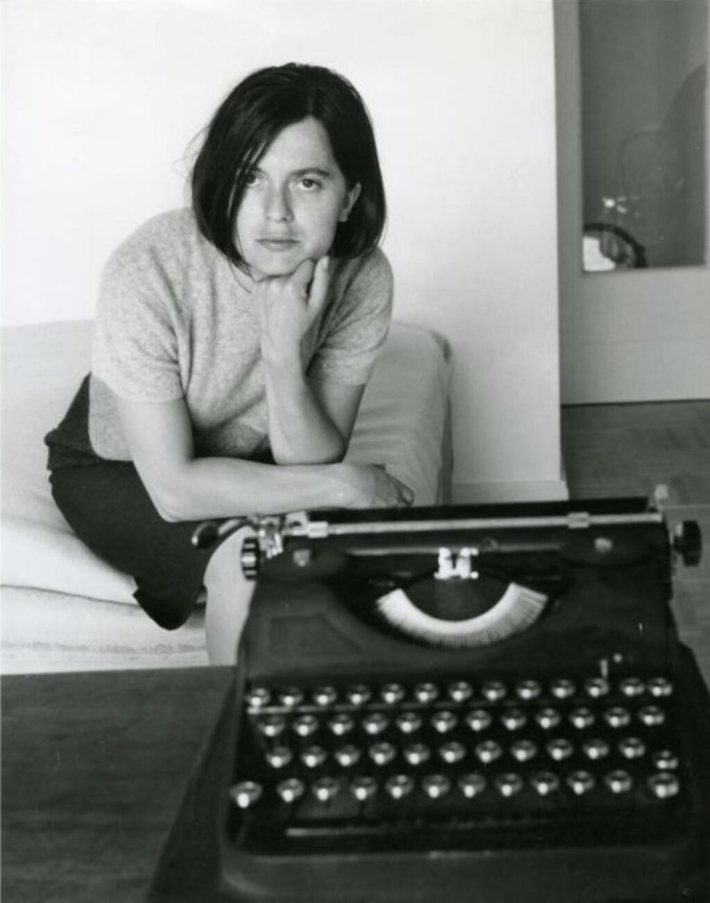 Monique Wittig junto a máquina de escribir