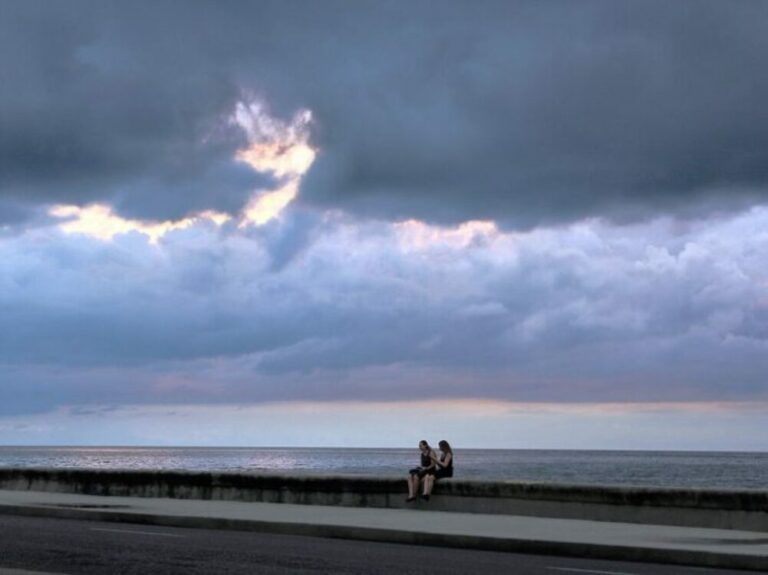 Dos mujeres sentadas en el Malecón de La Habana, Cuba.
