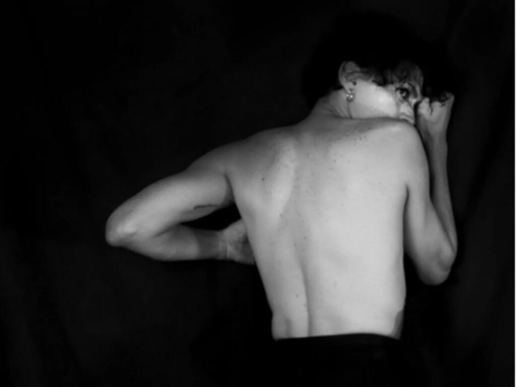 Imagen en blanco y negro del artista queer Nonardo Perea, para usar en su video performance "Rutina".