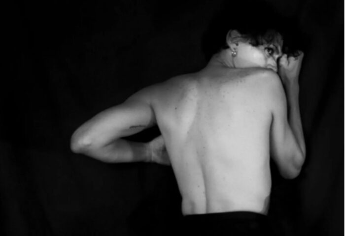 Imagen en blanco y negro del artista queer Nonardo Perea, para usar en su video performance "Rutina".