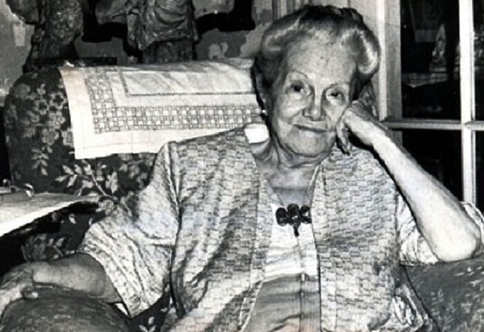 Fotografía de Dulce María Loynaz sentada en en sofá de su casa