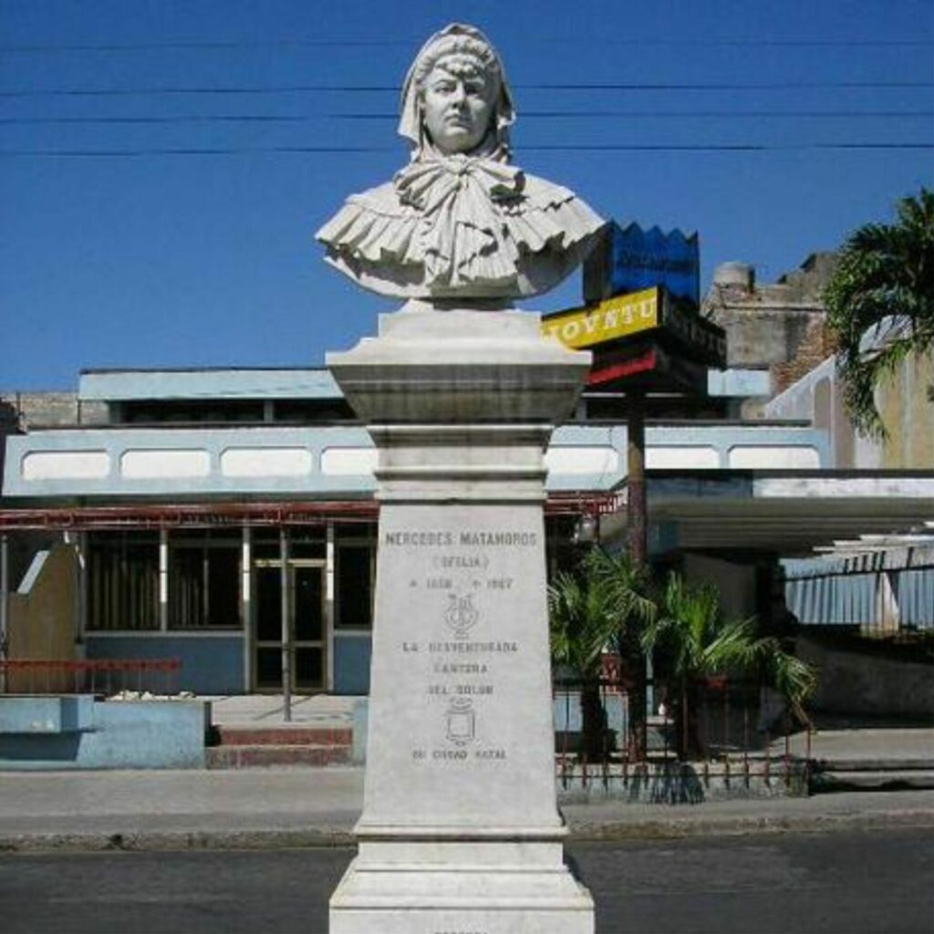 Monumento a Mercedes Matamoros en el Paseo del Prado de la ciudad de Cienfuegos, Cuba.