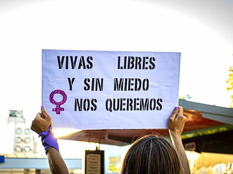 mujer sostiene cartel contra los feminicidios