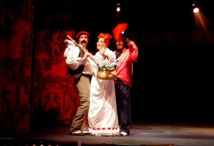 En escena, personajes de "El Negrito", "El Gallego" y "la mujer criolla", un clásico del teatro bufo cubano que alude a la marginalidad.