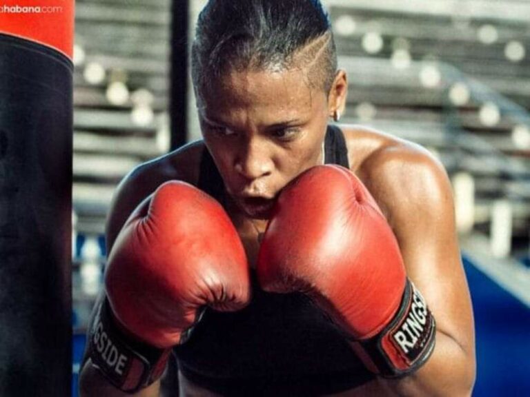 Retrato de la boxeadora cubana Namibia Flores con los guantes puestos y entrenando.