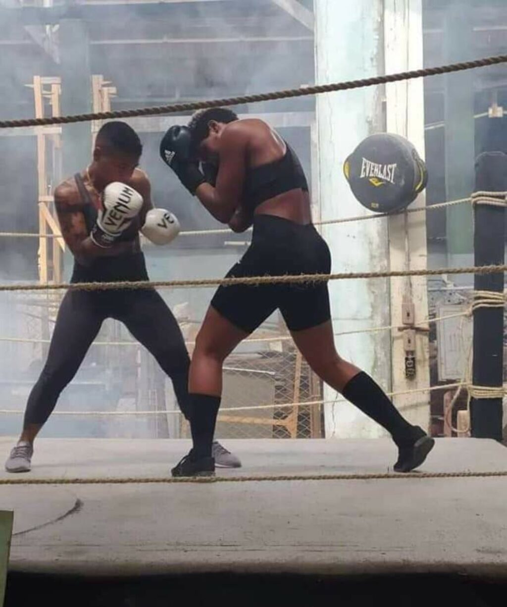 La boxeadora cubana Namibia Flores peleando en el ring.