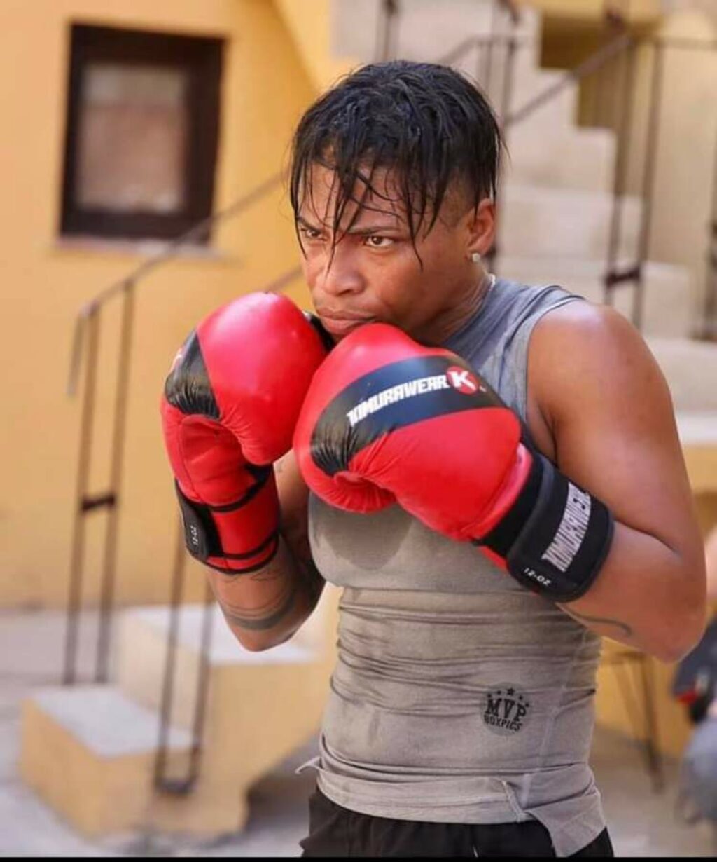 La boxeadora cubana Namibia Flores mostrando sus puños en posición de ataque.
