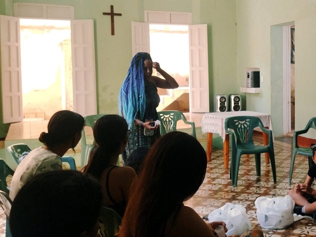 Damarys en un taller sobre la copa menstrual en la sede del proyecto Azabache, en la Iglesia Presbiteriana Juan G Hall.