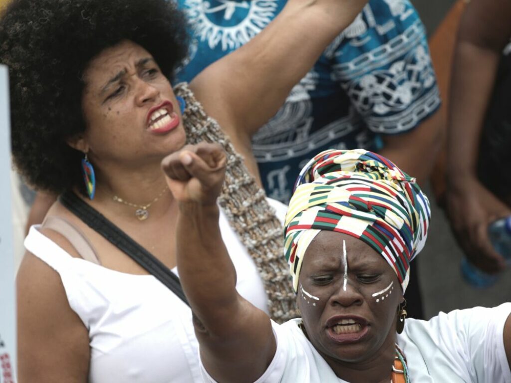dos mujeres negras comunidades africanas y afrodescendientes se manifiestan en la calle
