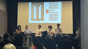 La activista Carolina Barrero, junto a las poetas cubanas Ana Rosa Díaz, Katherine Bisquet, Ileana Álvarez y Gleyvis Coro-Montanet. | Imagen: Mario Luis Reyes