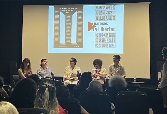 La activista Carolina Barrero, junto a las poetas cubanas Ana Rosa Díaz, Katherine Bisquet, Ileana Álvarez y Gleyvis Coro-Montanet. | Imagen: Mario Luis Reyes