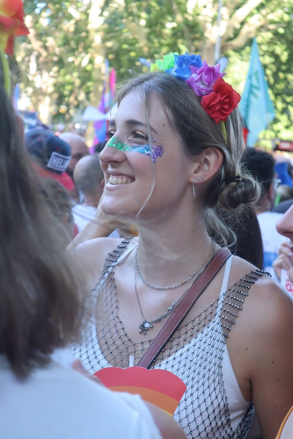 mujer sonriente en el Orgullo LGBTIQ+ de Madrid