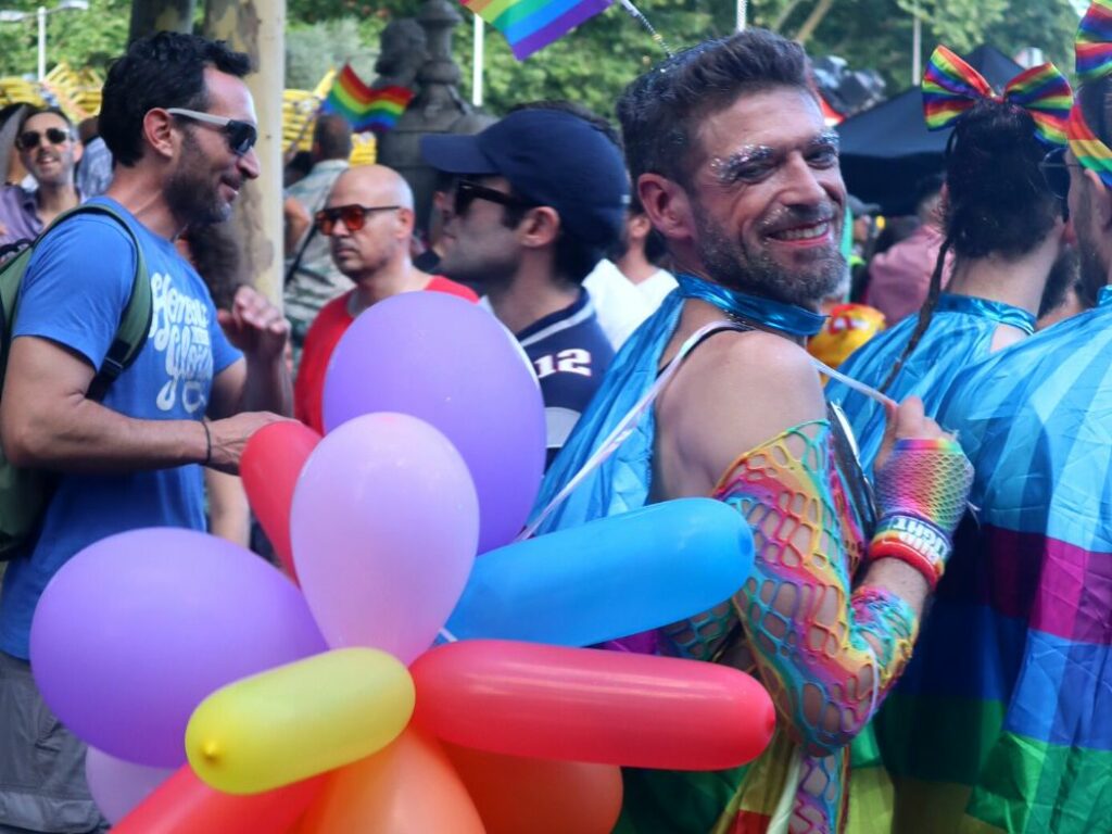 persona con globos en el Orgullo LGBTIQ+