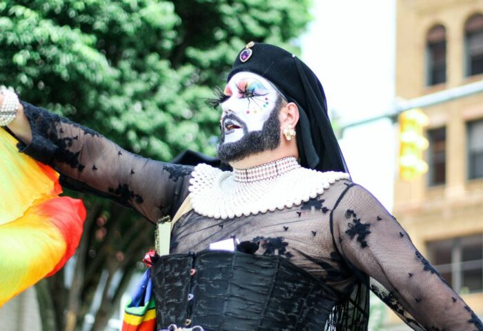 persona no binaria maquillada durante desfile del orgullo