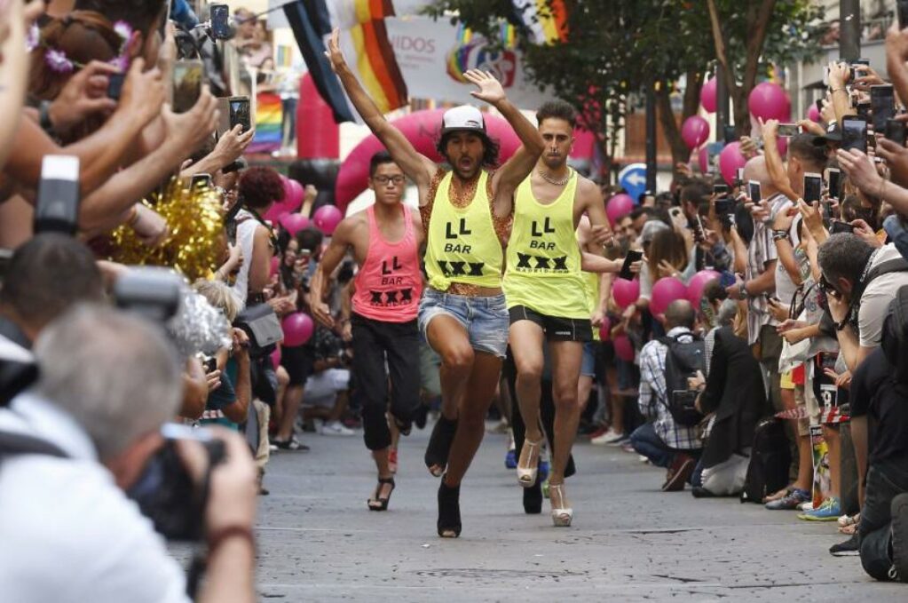 personas corriendo en tacones en el Orgullo LGBTIQ+