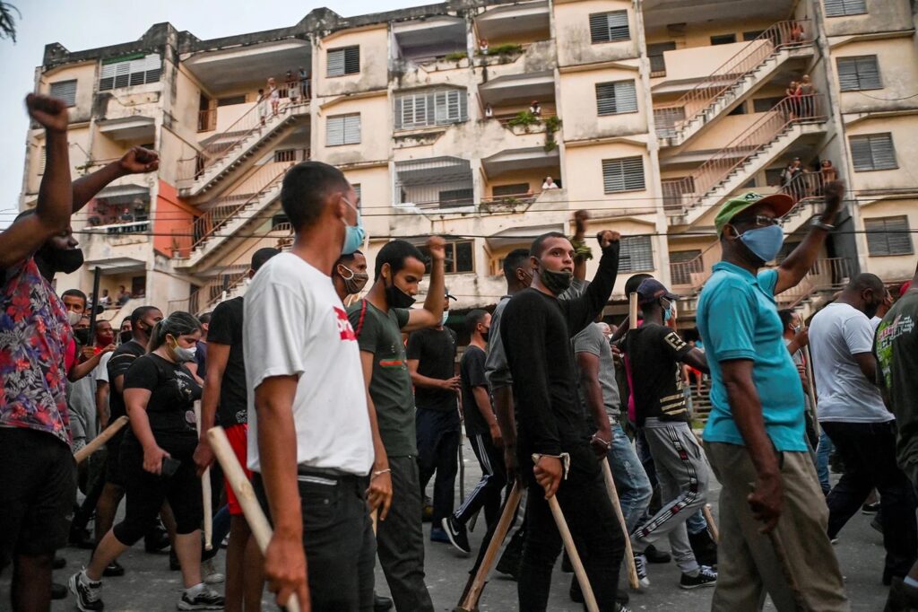 El gobernante cubano envía a civiles a reprimir a los manifestantes del 11 julio.
