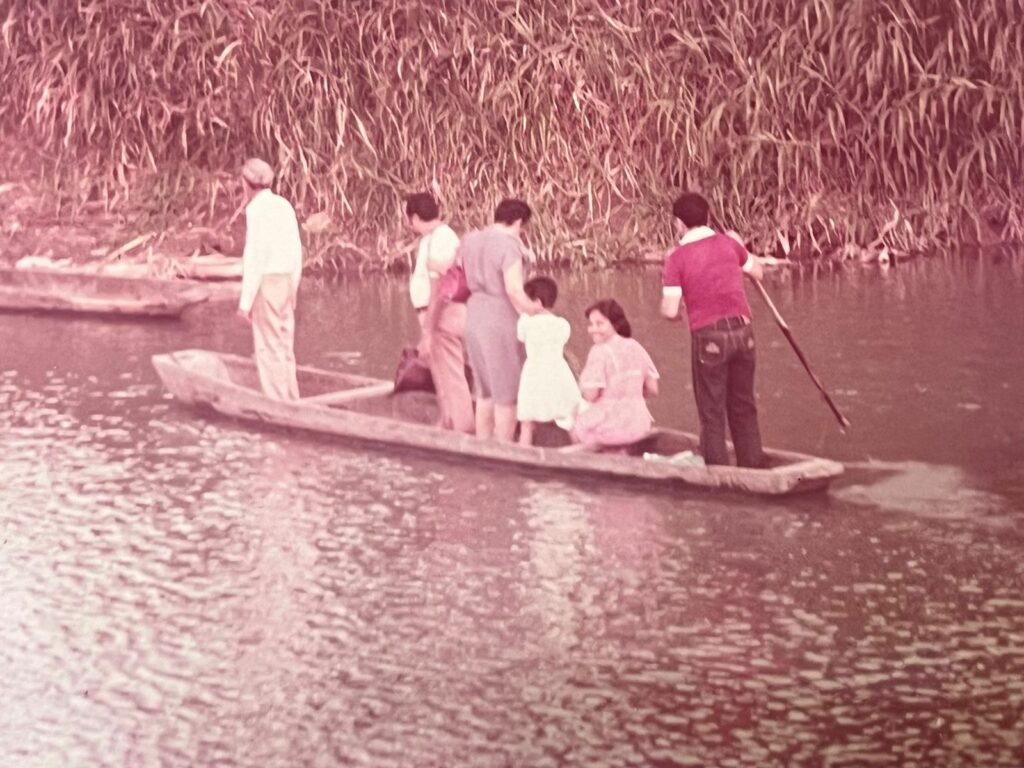 viaje en bote de una familia por el río Sinú