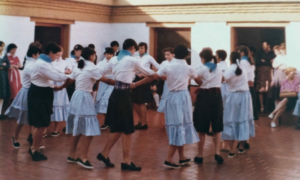 Estudiantes de la escuela de mucamas bailan folclore en el patio de La Chacra.