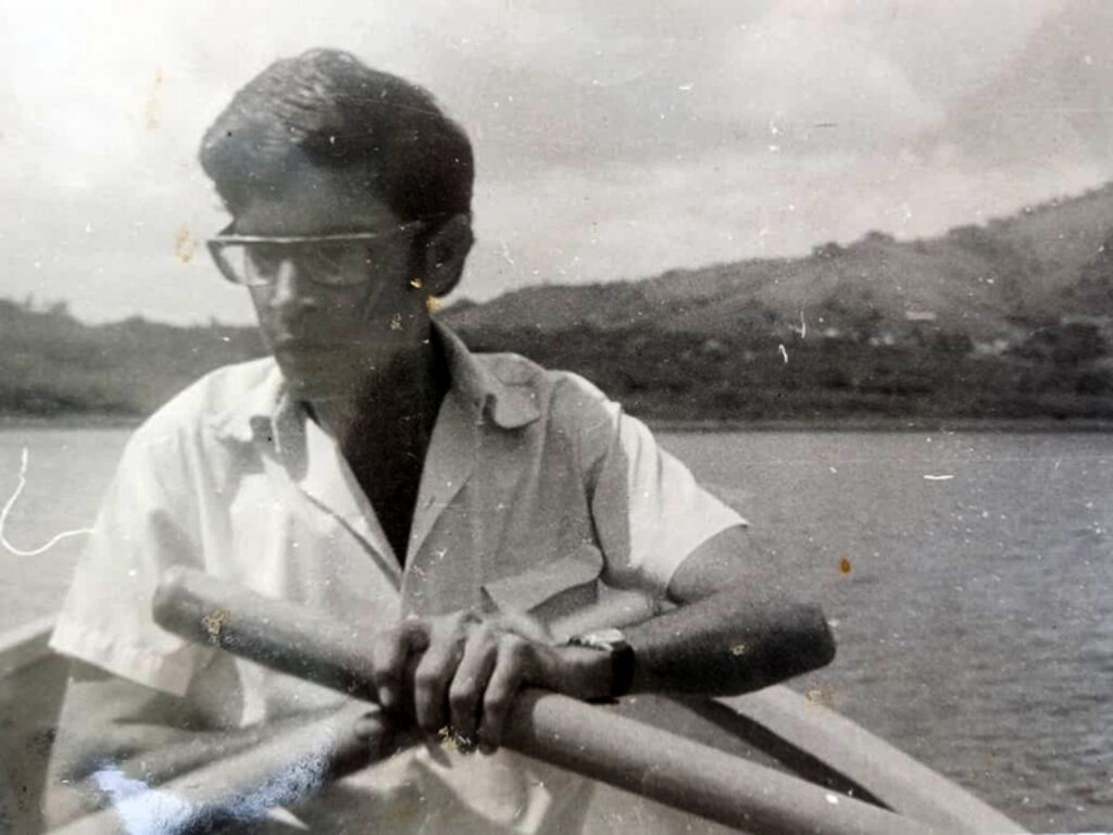 Foto antigua de Héctor Cordero González en un bote.