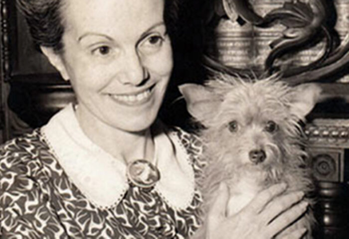 retrato de Dulce María Loynaz en su juventud con uno de sus perros