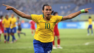 Marta Veira Da Silva abre los brazos en señal de victoria.