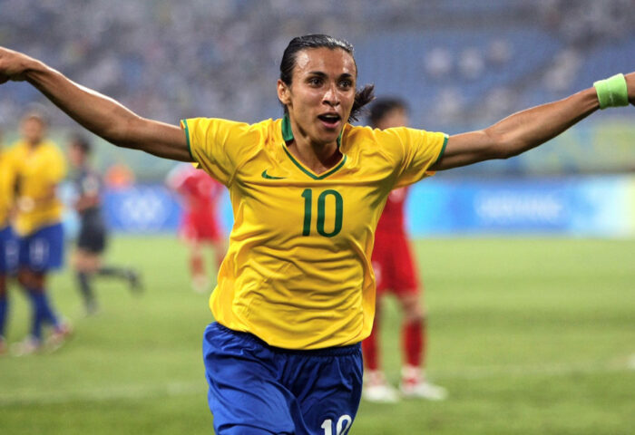 Marta Veira Da Silva abre los brazos en señal de victoria.