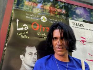Nonardo Perea junto a cartel de "La Otra Vida"