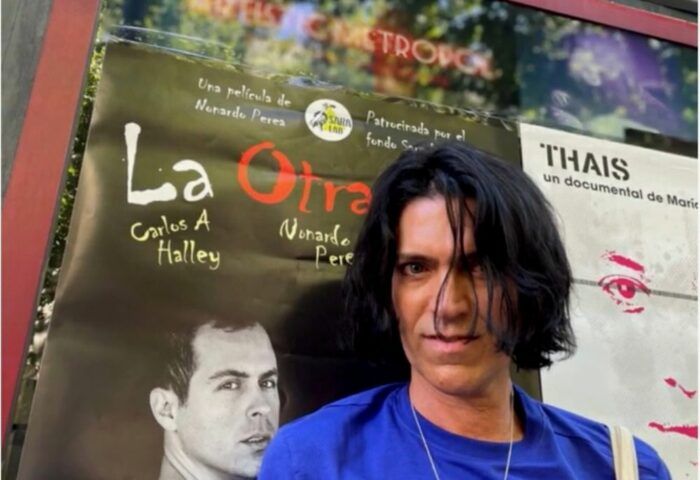 Nonardo Perea junto a cartel de "La Otra Vida"