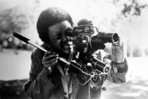Imagen icónica de la cineasta Sara Gómez detrás de su cámara.