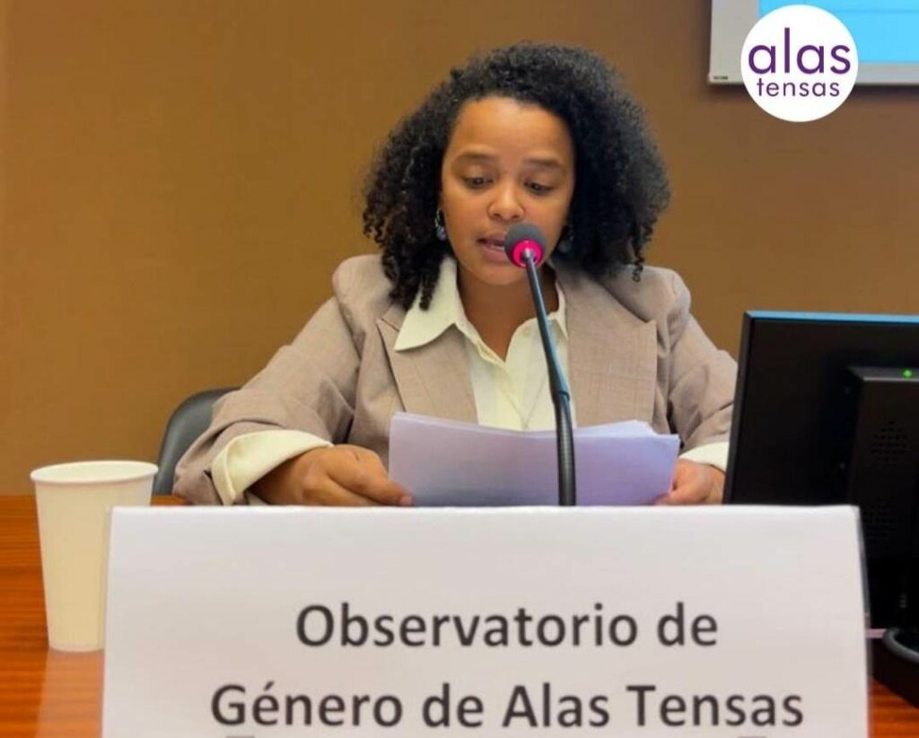 Fotografía De Yanelys Núñez Leyva coordinadora del Observatorio de Género de Alas Tensas (Ogat), en su presentación del informe de Ogat en las pre-sesiones del Examen Periódico Universal.