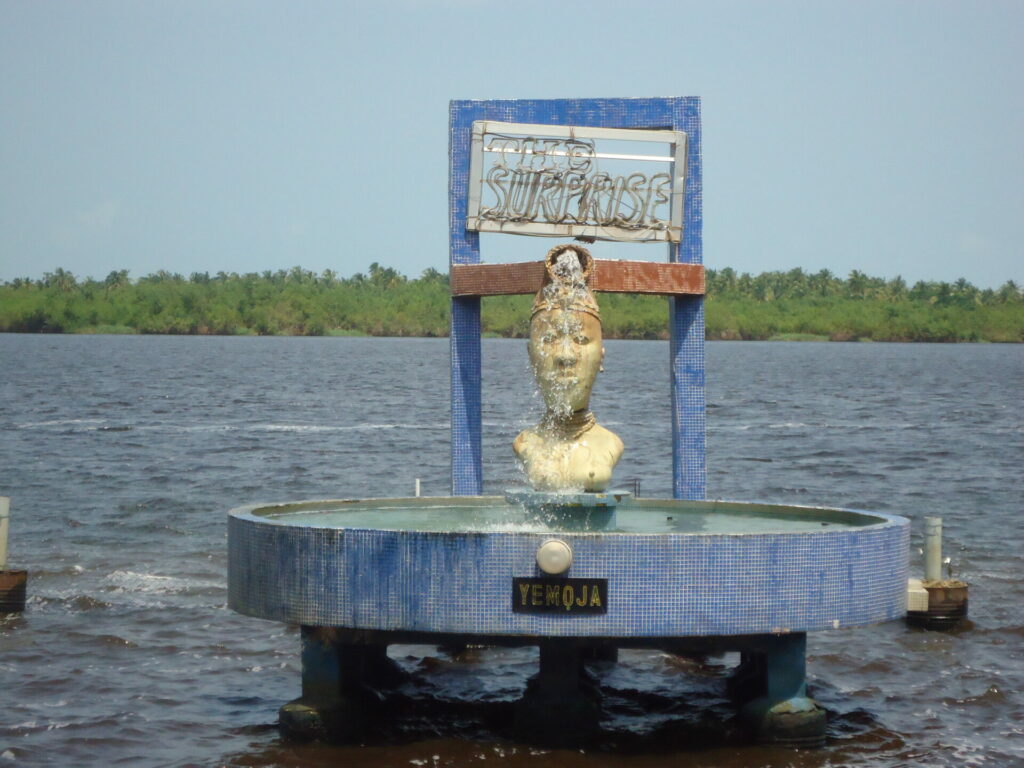 Imagen de estatua dedicada a Olokun, madre de aguas en Nigeria.