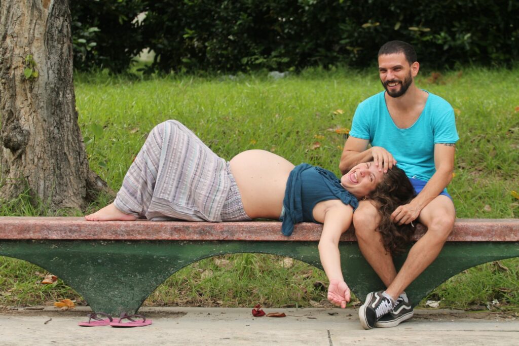 Fotografía de Frank Fernández en la que puede verse la felicidad de los padres con la hija todavía en el vientre gigante de la madre antes de la emigración.
