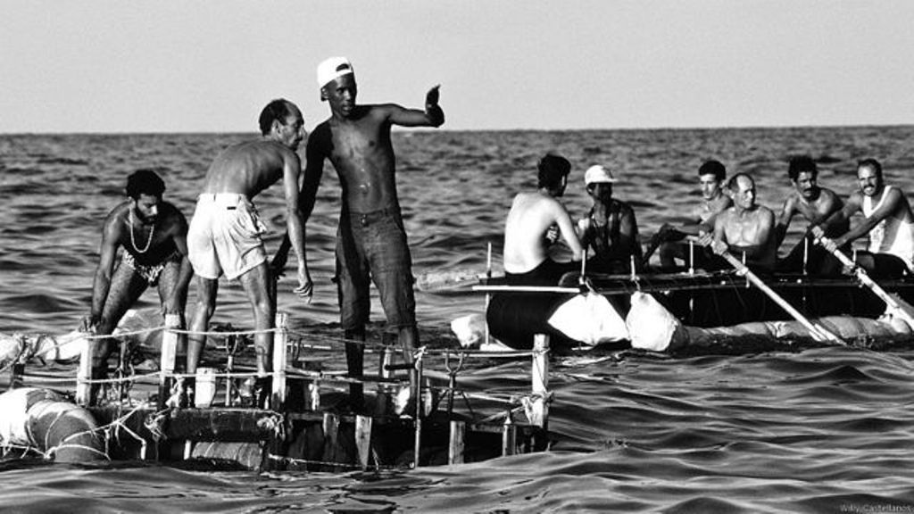 Fotografía de balseros cubanos en mar abierto en medio de la emigración