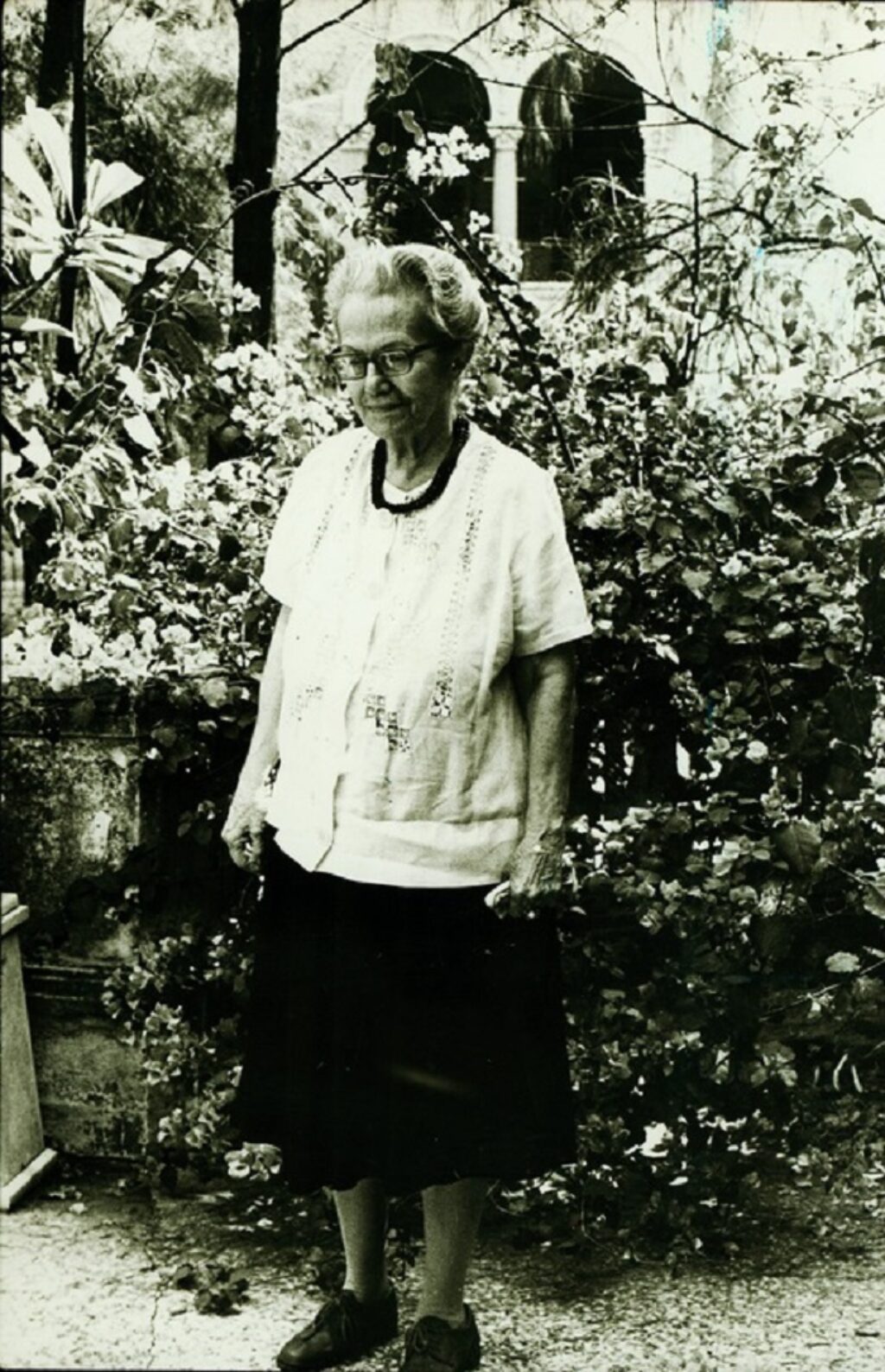 Dulce María Loynaz en el jardín de su casa del Vedado en E y 19. La Habana.