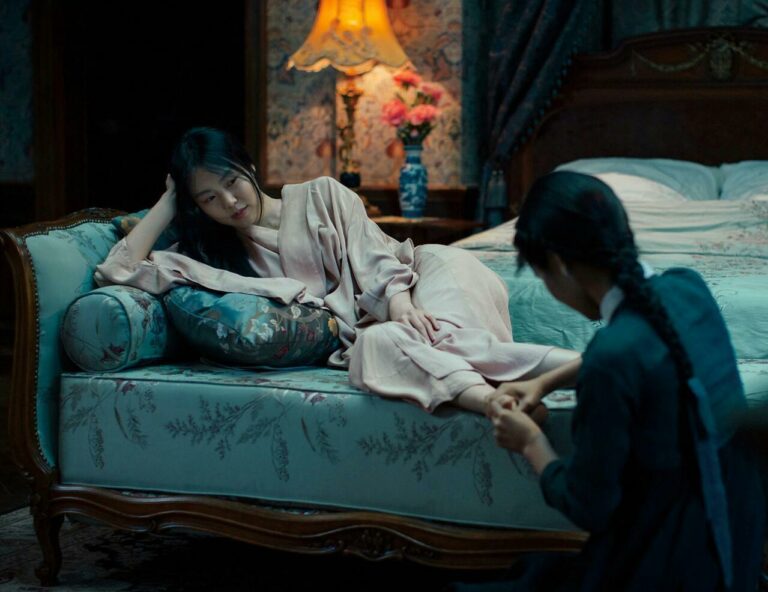 fotograma de la película coreana "La doncella". Se ve a la doncella masajeando los pies de su ama y amante.