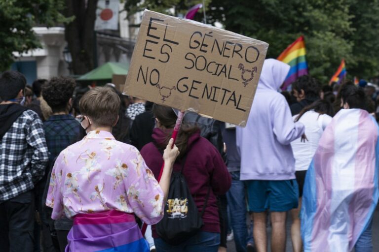 foto de manifestación donde se ve un cartel que pone "El género es social, no genital", refiriéndose a la identidad de género."
