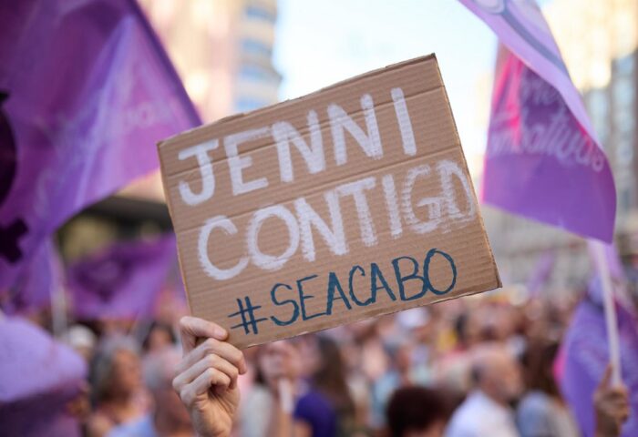 Uno de los carteles en la manifestación de apoyo a Jennifer Hermoso contra Rubiales. Pone: Jenni, contigo se acabó.